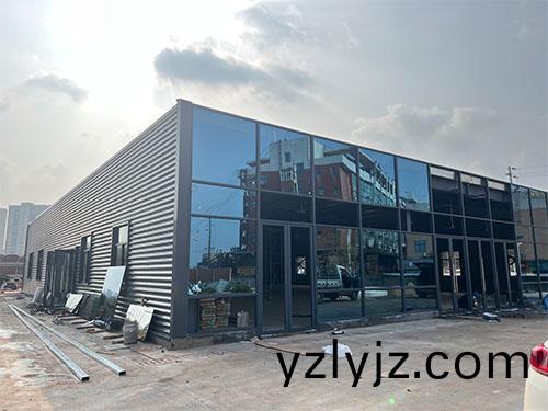 鋼結(jie)構(gou)廠房施(shi)工現(xian)場(chang)