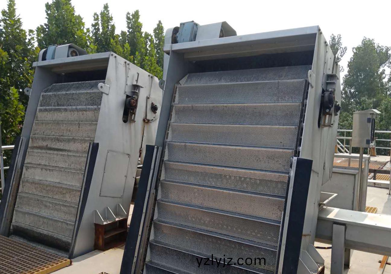 網闆堦梯式(shi)格柵除汚機